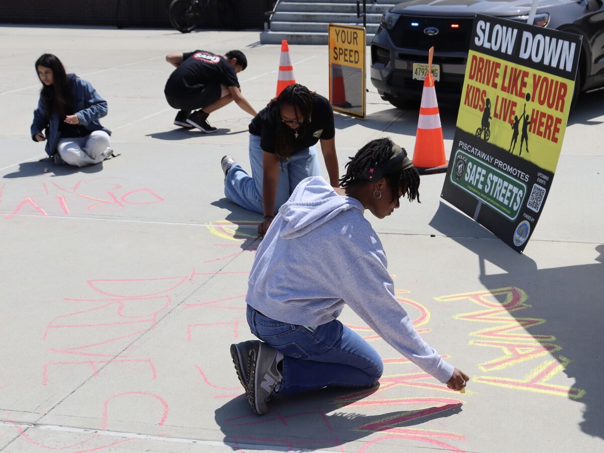 SADD teams up with art students for safe-driving "Chalk the Walk"