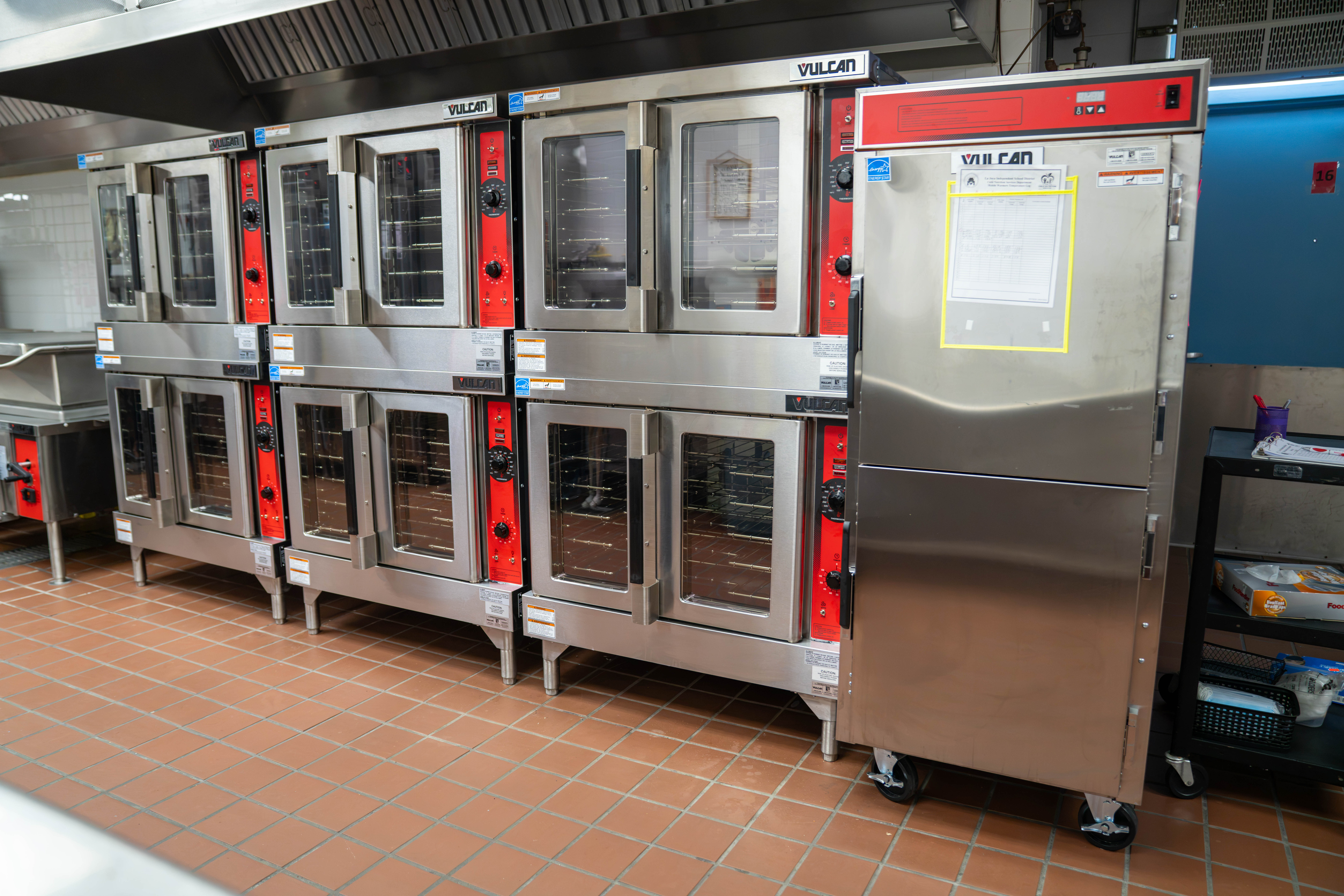 🍎👩‍🍳 Behind every student meal is a team - and a kitchen - working hard to make it happen!