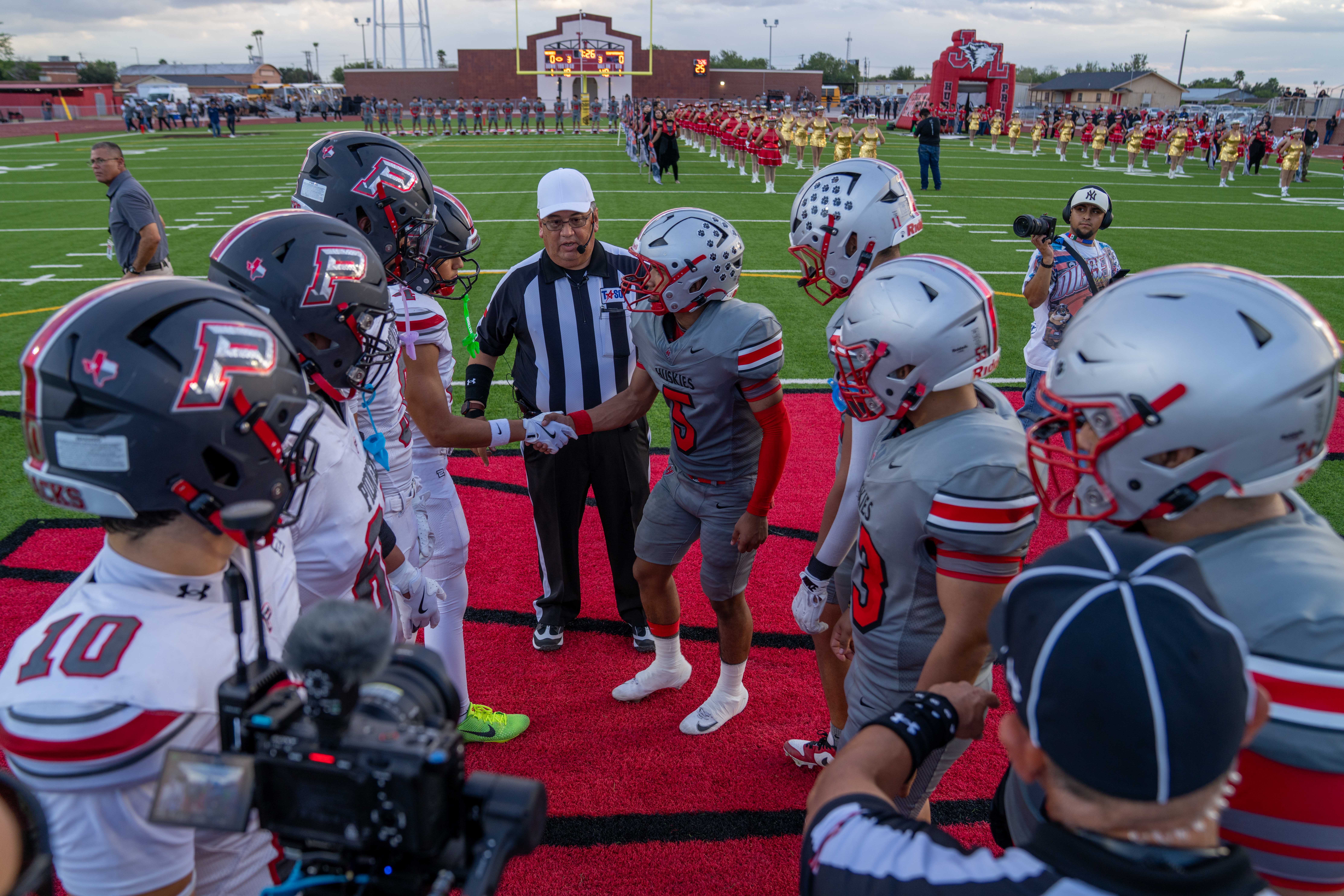 🏈🔥 THURSDAY NIGHT UNDER THE LIGHTS WITH HUSKY NATION! 🤘🏼❤️