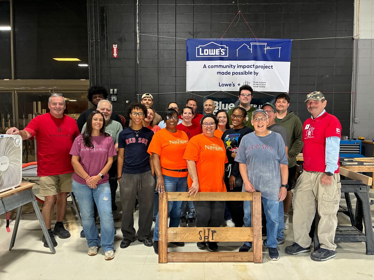 Sleep in Heavenly Peace staff and local volunteers gather for a group photo at the Bunks Across America event.