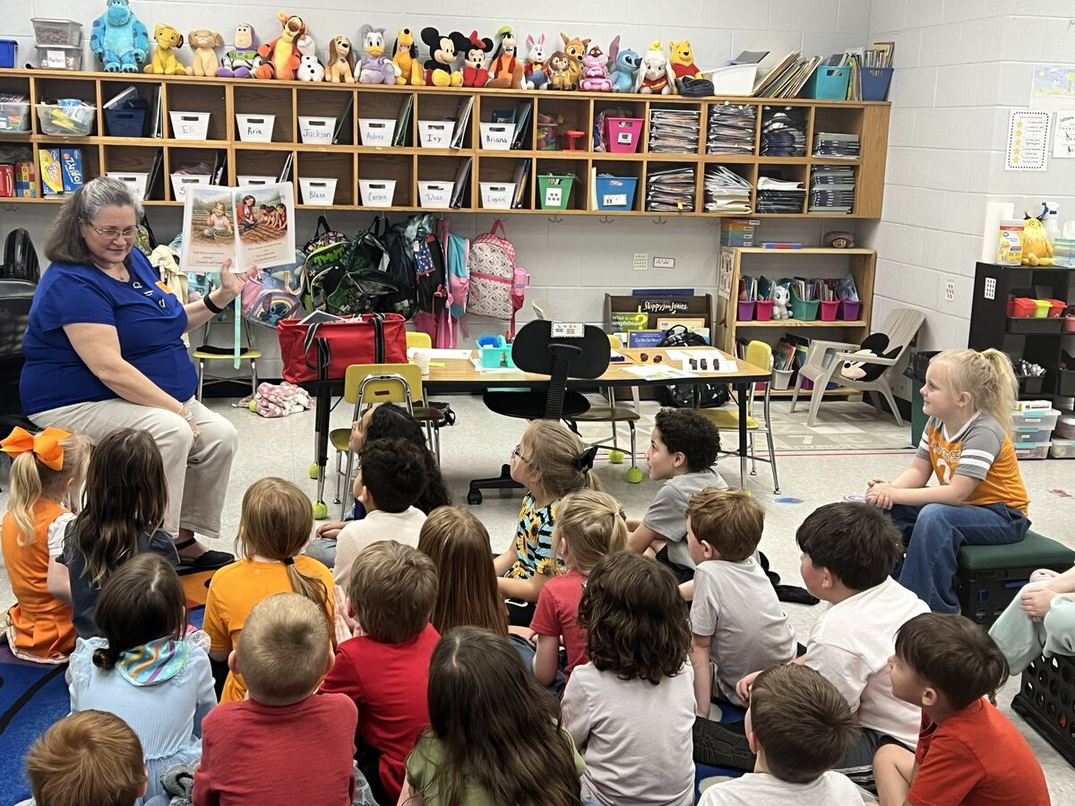 Ms. Rachel's Kindergarten class had a special guess come and read to them.