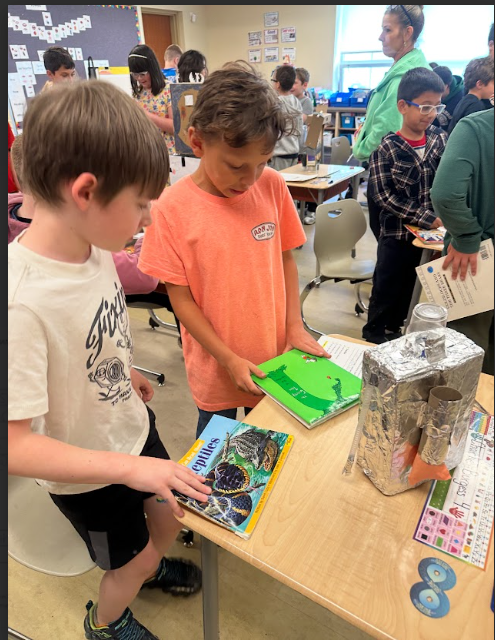 Classroom buddies sharing recucle projects