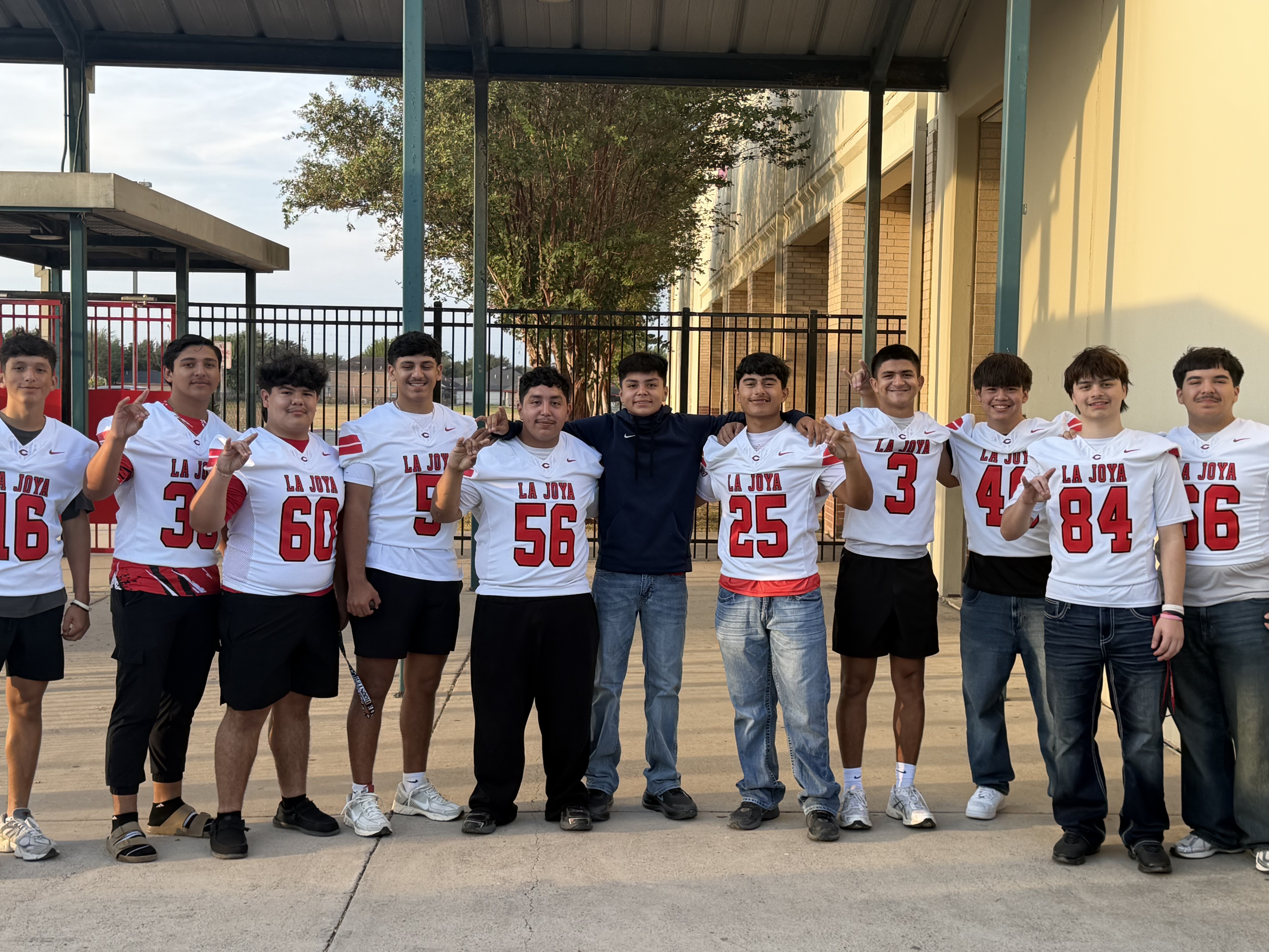 👊🏽🏈 Big Coyotes inspiring future Coyotes! ❤️🐾