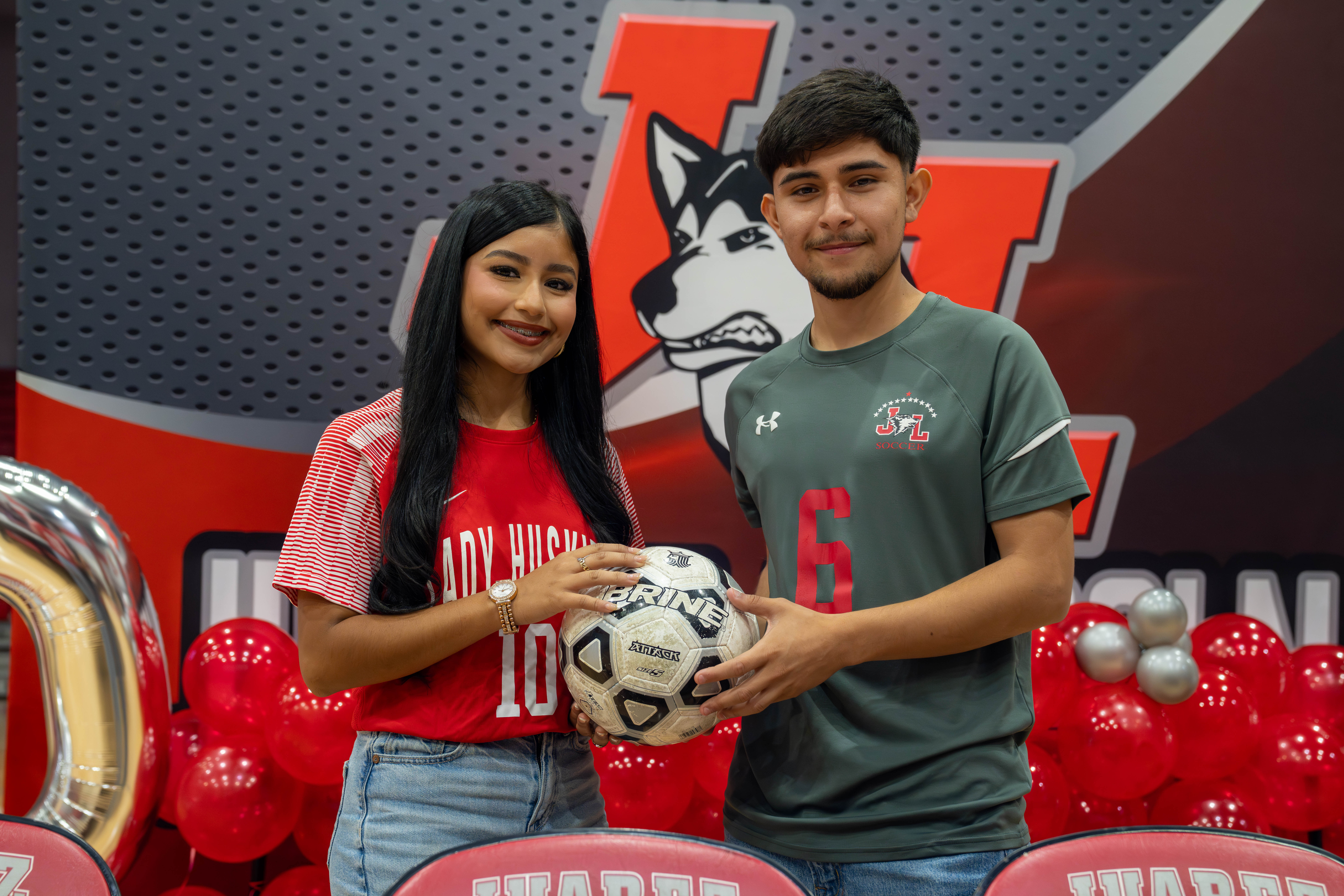 ⚽✍️🎓 A proud moment for La Joya Juarez-Lincoln High School and La Joya ISD! ❤️🖤
